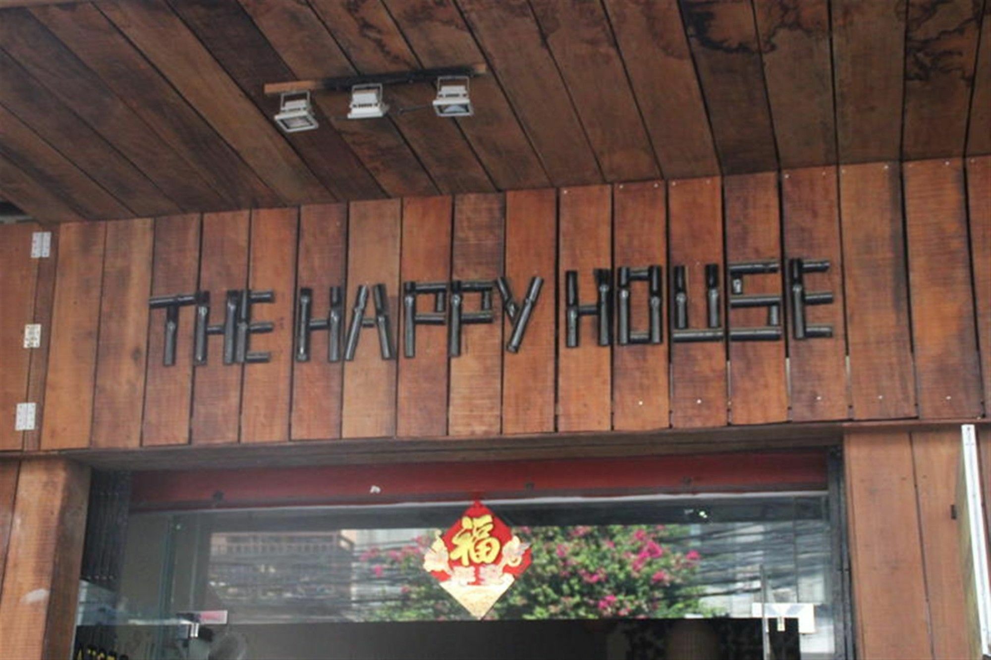 بيت شباب The Happy House بنوم بنه المظهر الخارجي الصورة