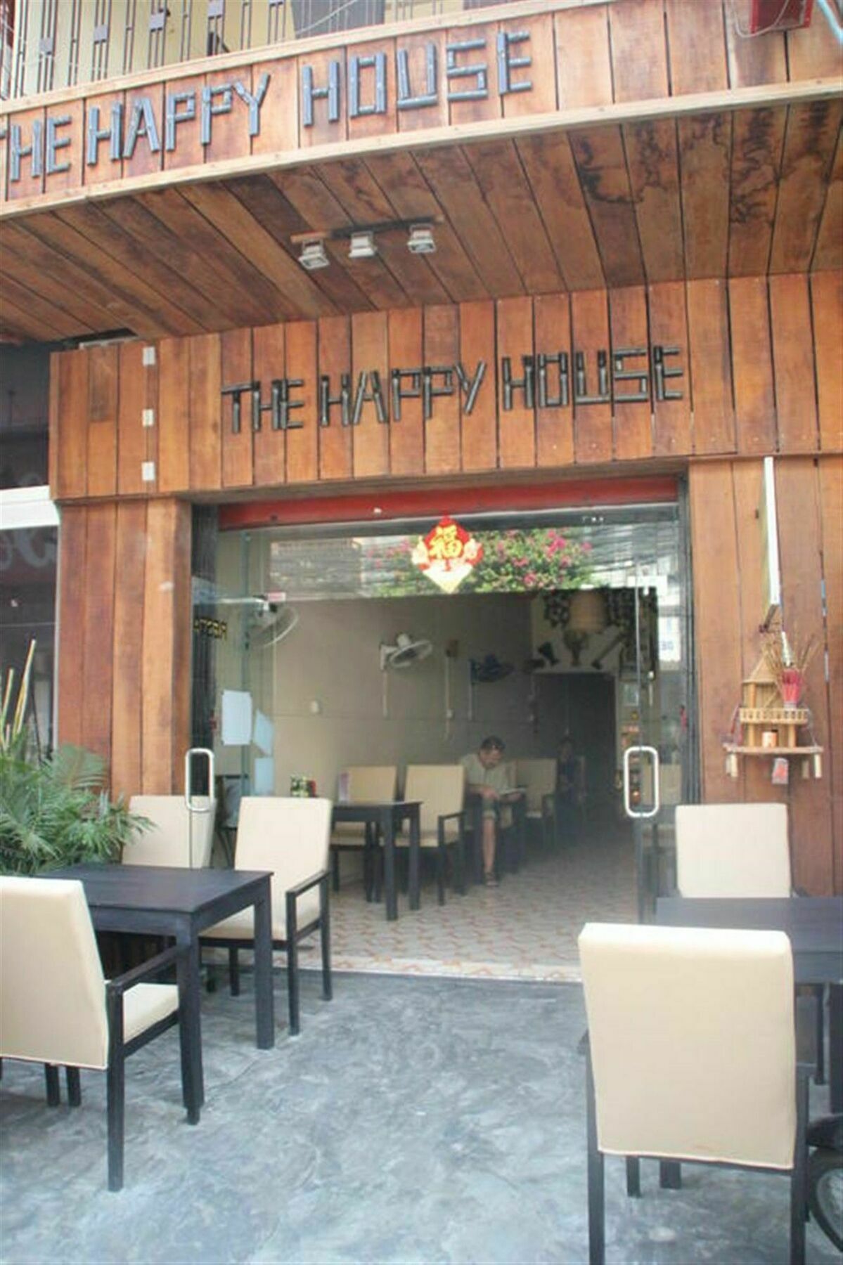 بيت شباب The Happy House بنوم بنه المظهر الخارجي الصورة